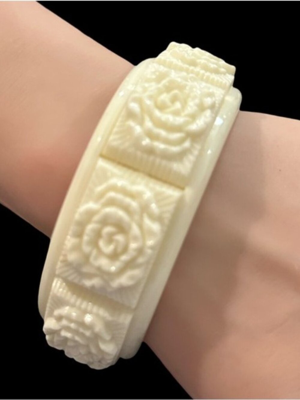 Vintage 1960s Acrylic 3D Relief Rose Floral Ivory Cream Chunky Bangle Bracelet